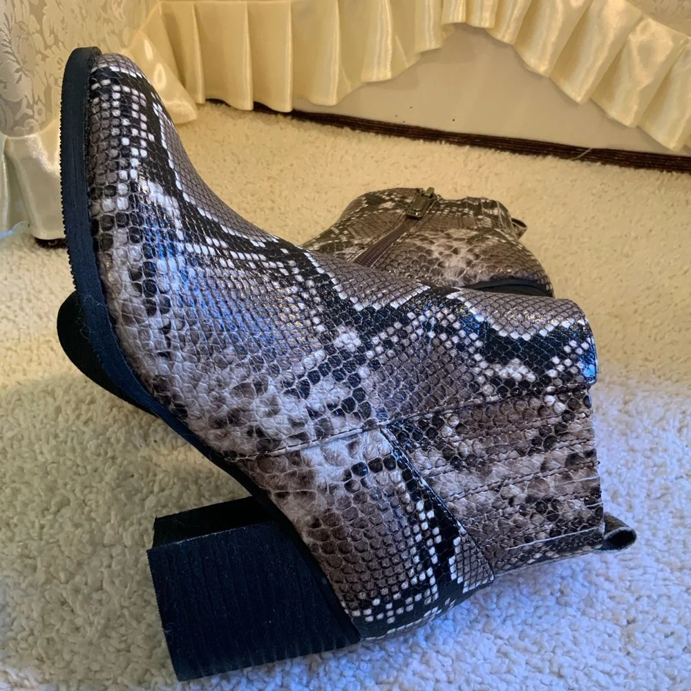 BLONDO WATERPROOF WOMENS LEATHER REPTILE PRINT ANKEL BOOTS